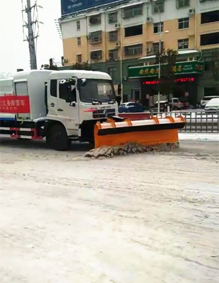 消防車(chē)廠(chǎng)家員工義務(wù)除雪 微信圖片_20180126095156.jpg