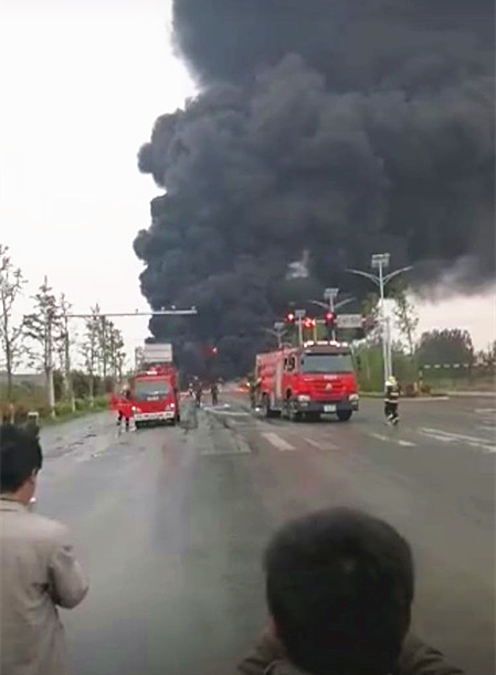 消防車(chē)廠(chǎng)家出動(dòng)消防車(chē)緊急救援 微信圖片_20180413083746.jpg