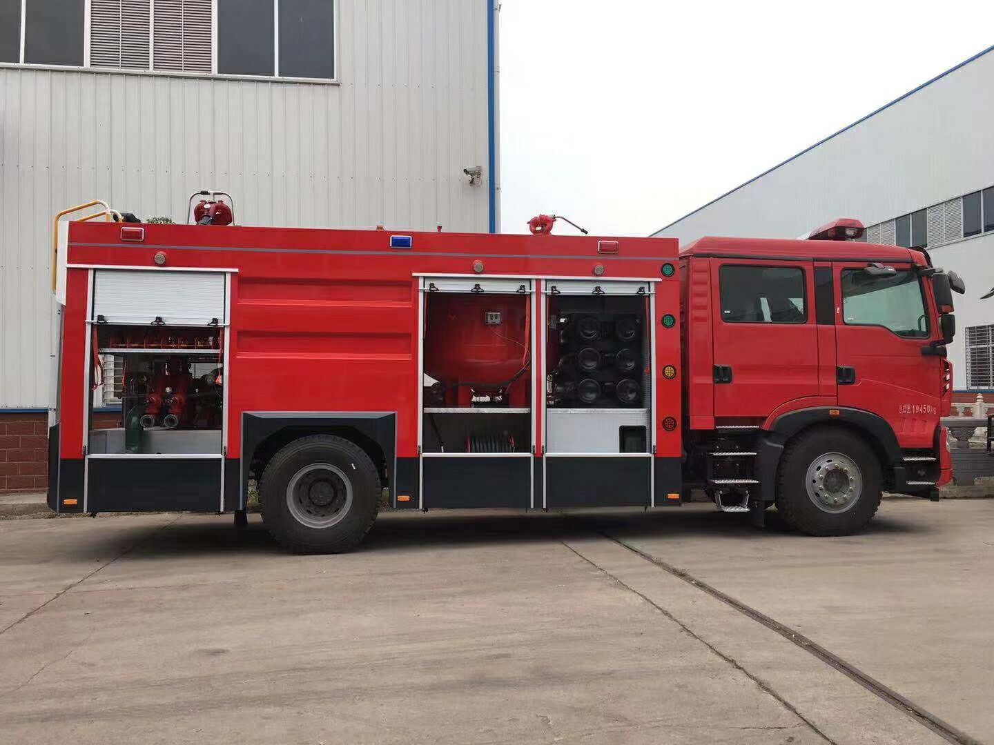 重汽T5G干粉消防車(chē)圖片 9CEBB25E5BDD2E450B18138E08BD8974.jpg