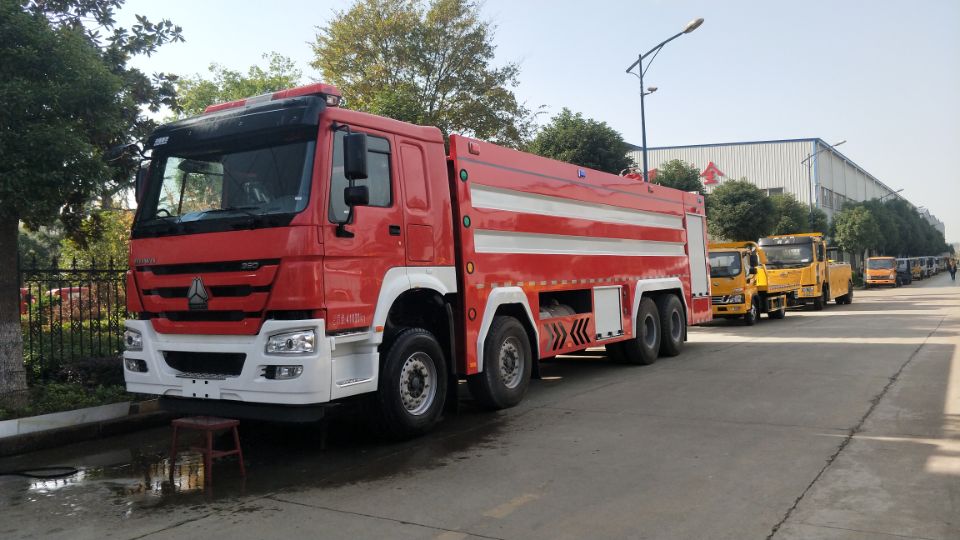 重汽前四后八泡沫消防車(chē)圖片 FC2CAA60E096ABDDF0AC1BF2A33E6AB9.jpg