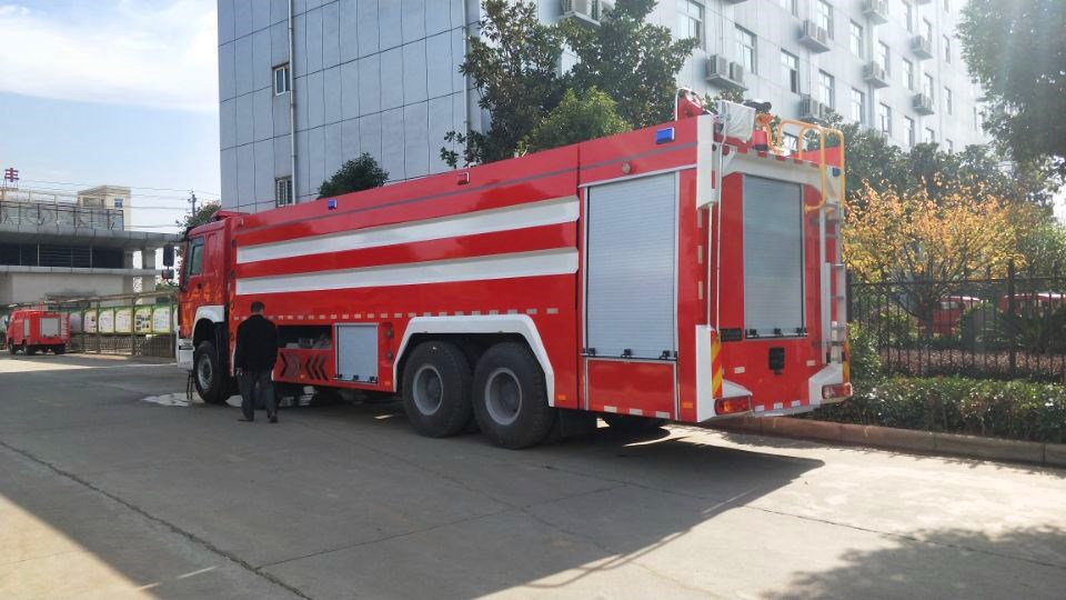 重汽豪沃25噸泡沫消防車(chē).jpg 7EE3189C101B6E69A48CD1061779A40E_副本.jpg