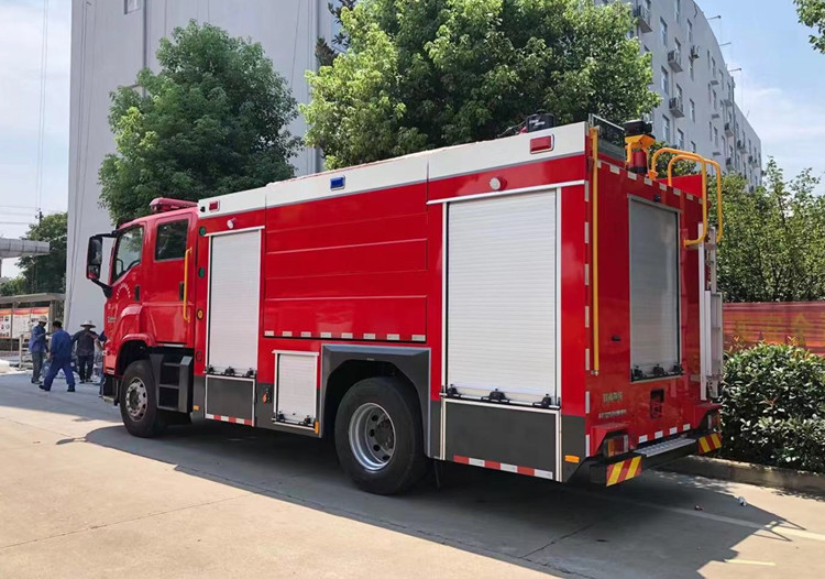 五十鈴水罐消防車(chē)圖片jpg E24AEACECC61107F6A1D593129F914A8.jpg