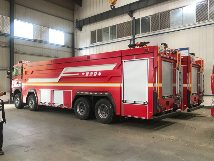 重汽泡沫/水罐消防車(chē)圖片.jpg D45D40AC3F01F2D2B2E0DF9E1B37B74D.jpg